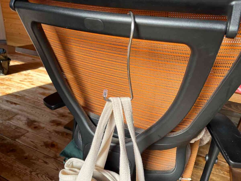 セリアの「ステンレス ツイストフック」はねじれているので、バッグを真っ直ぐかけられる