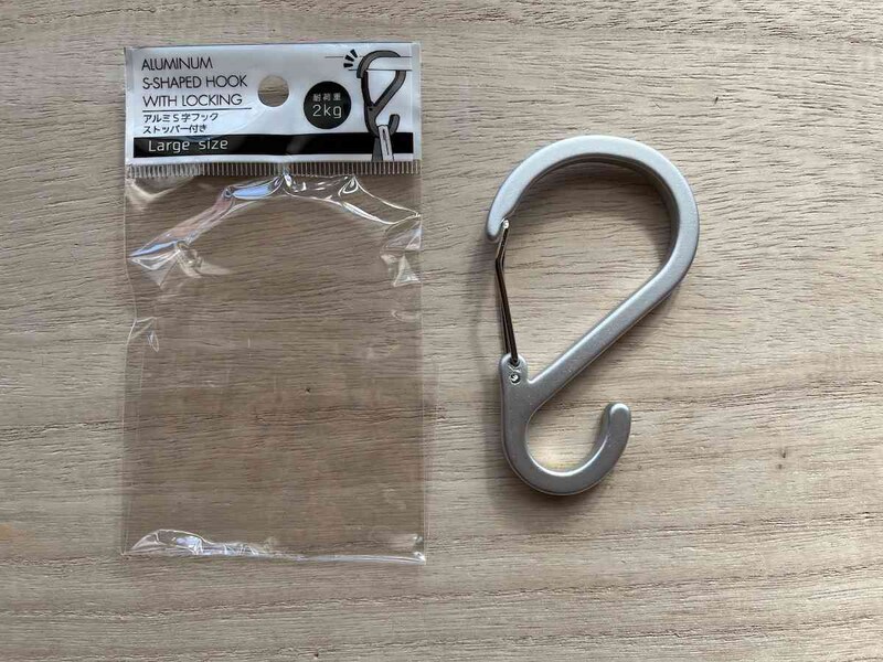 セリアの「アルミS字フック ストッパー付き」はかけた棒から落ちないようになっている