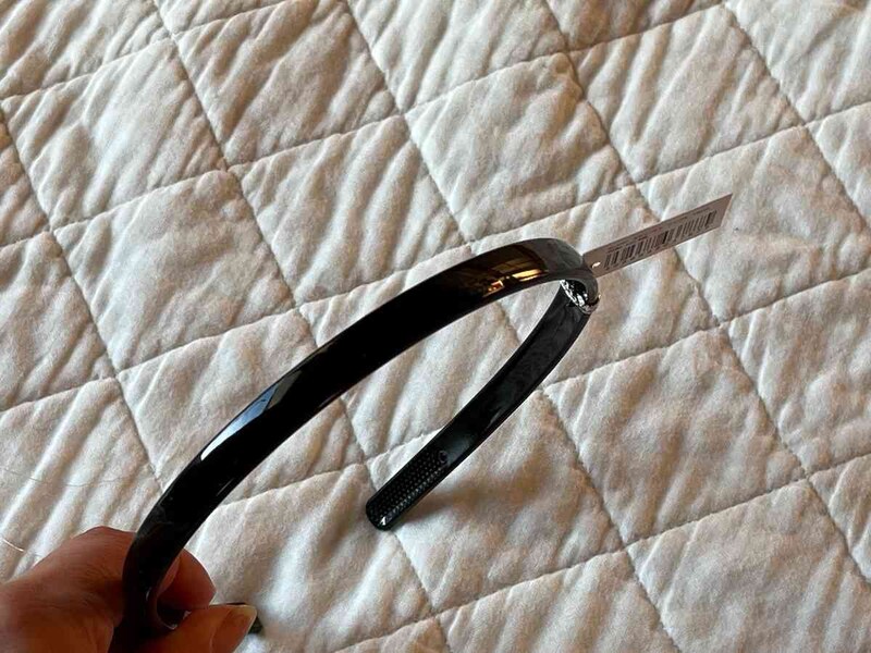 セリアの「カチューシャ　シンプル」の幅は1cmほどで色は黒