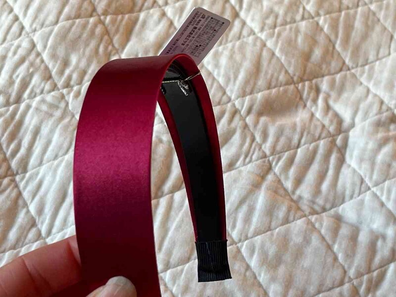 セリアの「サテンカチューシャ」は太めでシックな色合い