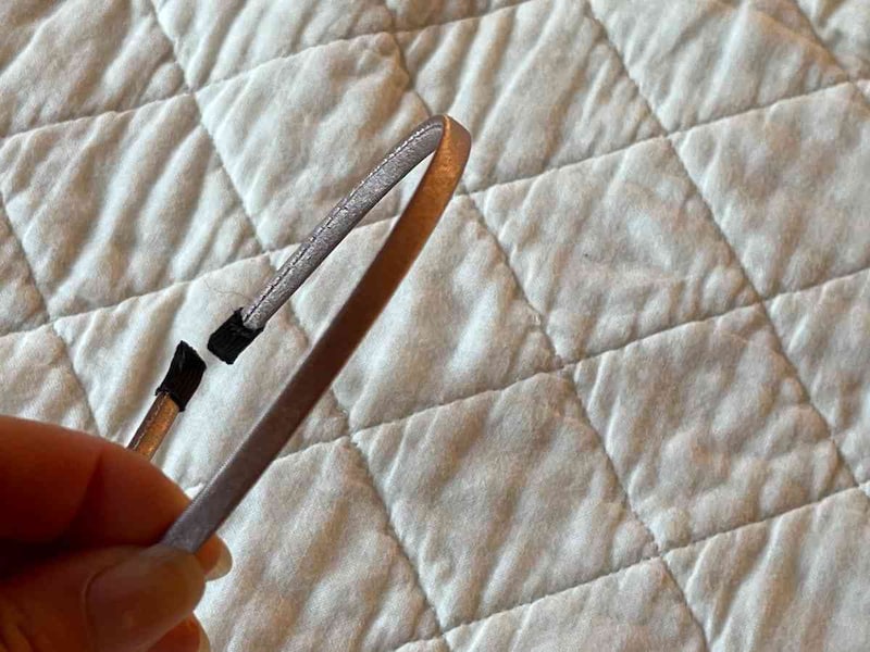 セリアの「カチューシャ サテン シンプルライン」は細い作り