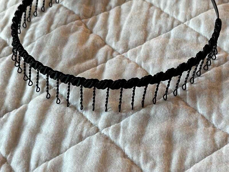 セリアの「ハガネカチューシャ」は黒一色でシックな雰囲気に