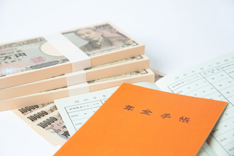 年金手帳とお金、配当金が毎月30万円
