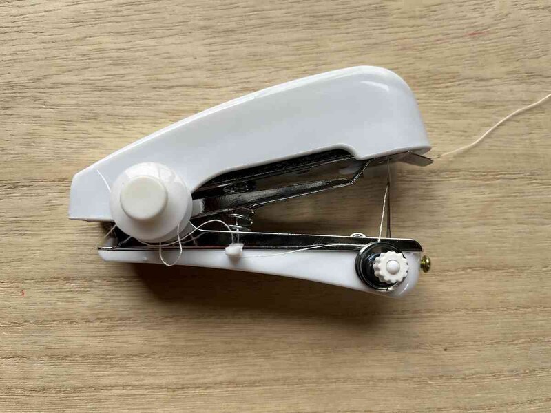 キャンドゥの「コンパクトハンディミシン」はホチキスのような形をしている