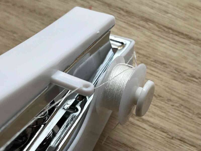 キャンドゥの「コンパクトハンディミシン」には糸付きのボビンが付属されている