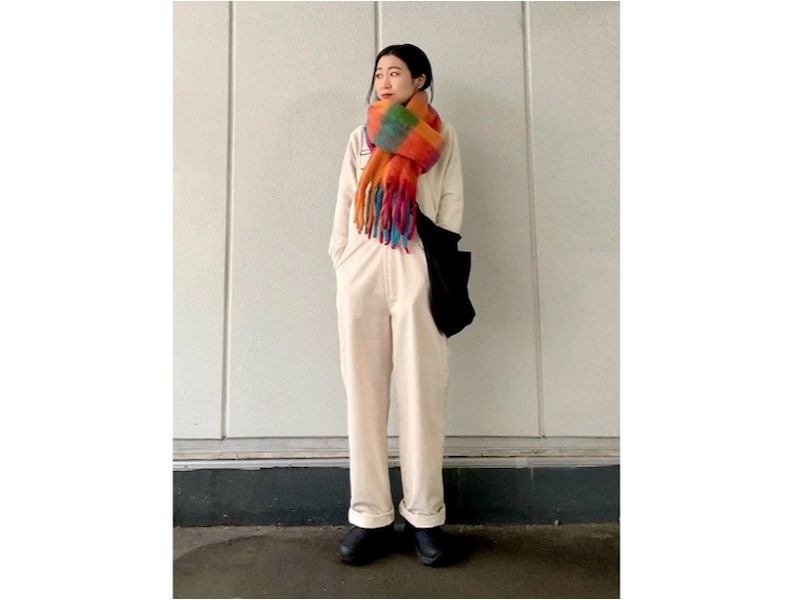 カラフルなマフラーはイメージを変えてくれるのでマンネリ化に最適　出典：WEAR