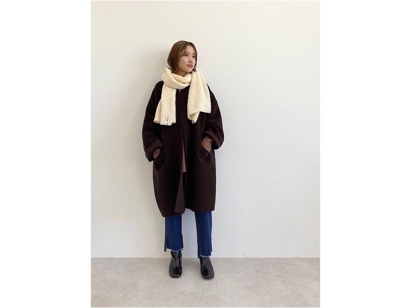 顔を明るく見せてくれる白のマフラーはぜひ試してみてほしいアイテム　出典：WEAR