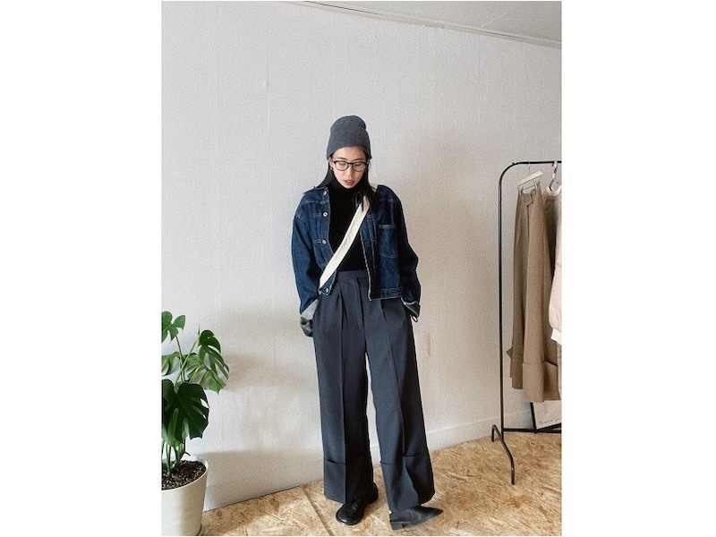 短め丈のデニムジャケットでスタイルアップもニット帽と相性よし 出典:WEAR