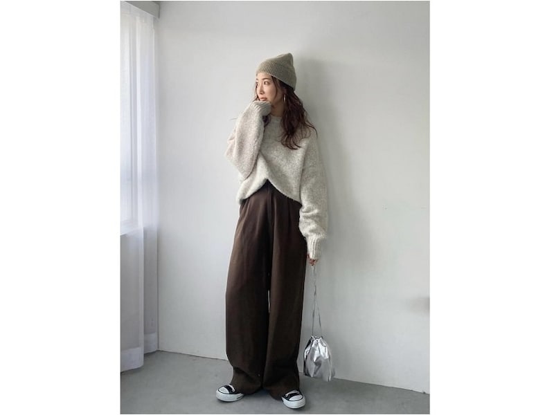 ニット帽とニットのトーンをそろえると統一感が感じられます 出典:WEAR