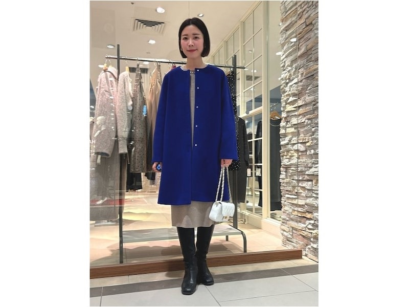 存在感のあるきれい色のコートはロングブーツでスマートに合わせて 出典:WEAR