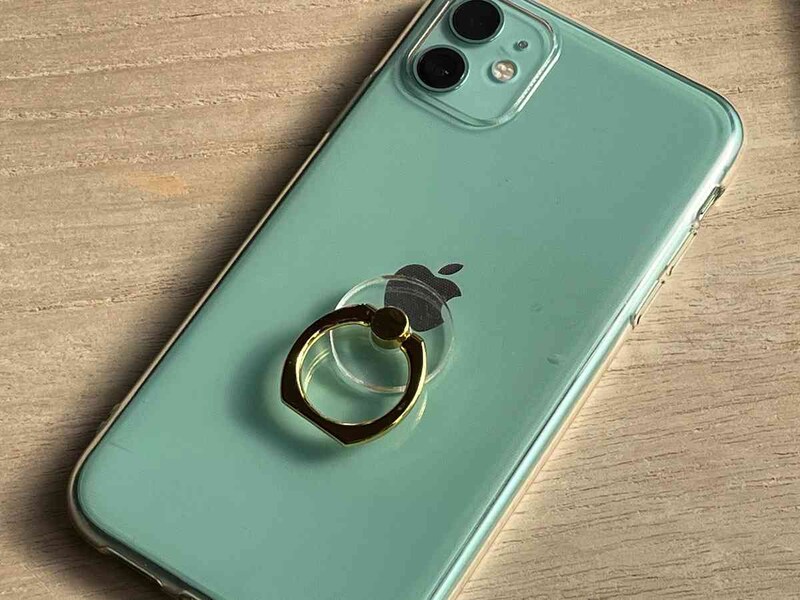 セリアの「スマホリングクリア」は貼り付ける部分が透明で便利