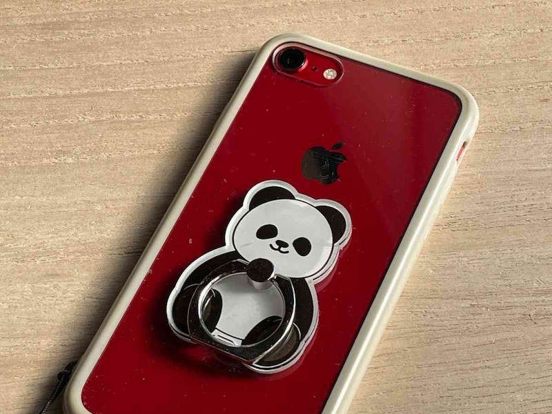 セリアの「スマホリング　パンダ」はかわいく主張する