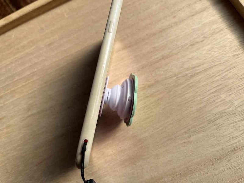 セリアの「スマホクリップ」は花を持ち上げると伸びるようになっている