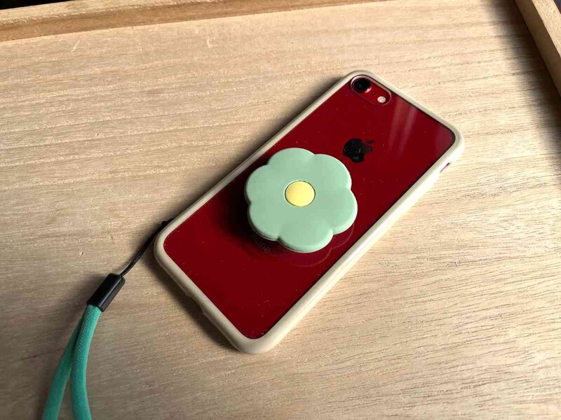 セリアの「スマホクリップ」の貼り付けは一発勝負！