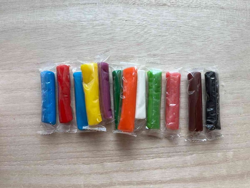 基本の12色が入った「こむぎねんど」