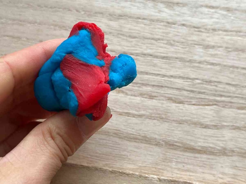 セリアの「こむぎねんど」は複数の色を混ぜることもできる