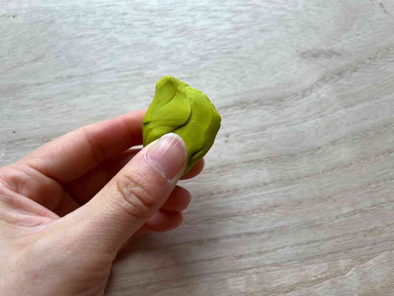 セリアの「オーブン樹脂粘土」をよくこねて形を作っていく