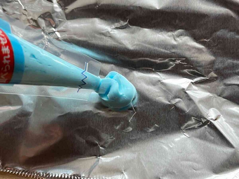 セリアの「ホイップねんど」は絞り出すようにして使う