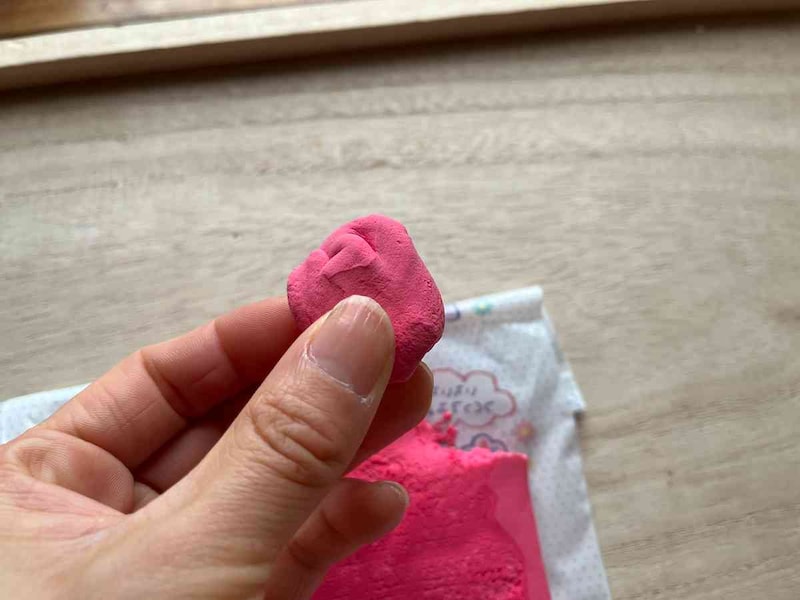 セリアの「カラーかみねんど」はとても軽い