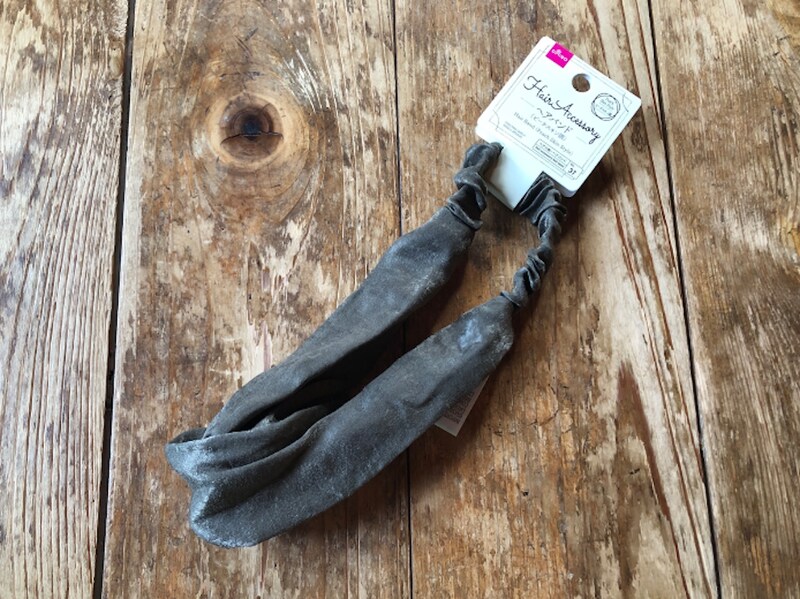 ダイソーの「ヘアバンド(ピーチスキン調)」