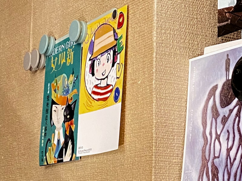 壁に好きなポストカードを貼ったところ
