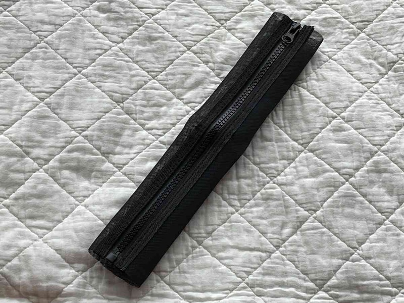 セリアの「コードカバー」は筒状になっている