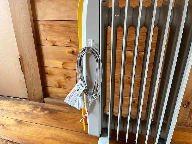 家電にセリアの「配線コードフック」を貼り付けて、コードを巻くことができる