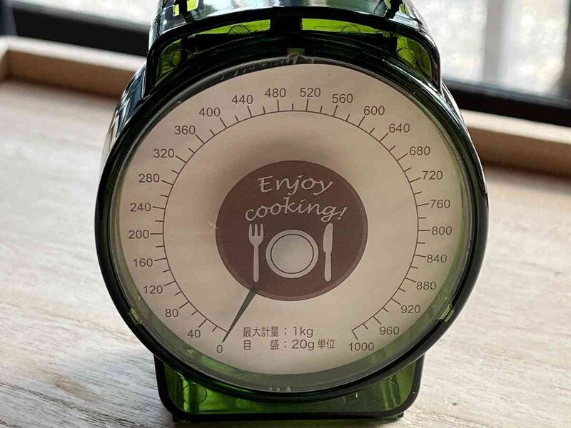 計量容器を乗せて、ダイヤルを回して指針を「0」に合わせる