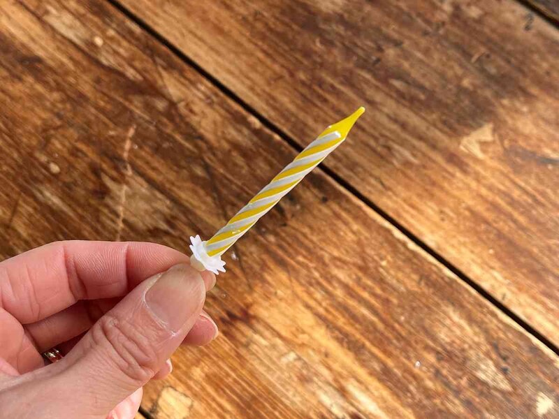 セリアの「スティックキャンドル　ホルダー付き」はケーキに差しやすくなっている