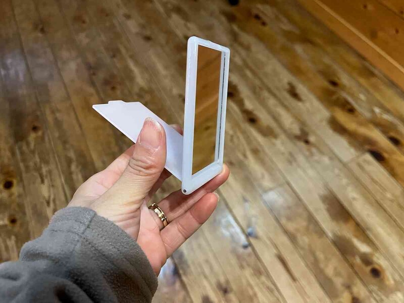 セリアの「コンパクトミラー」は持ち運びがしやすいサイズ