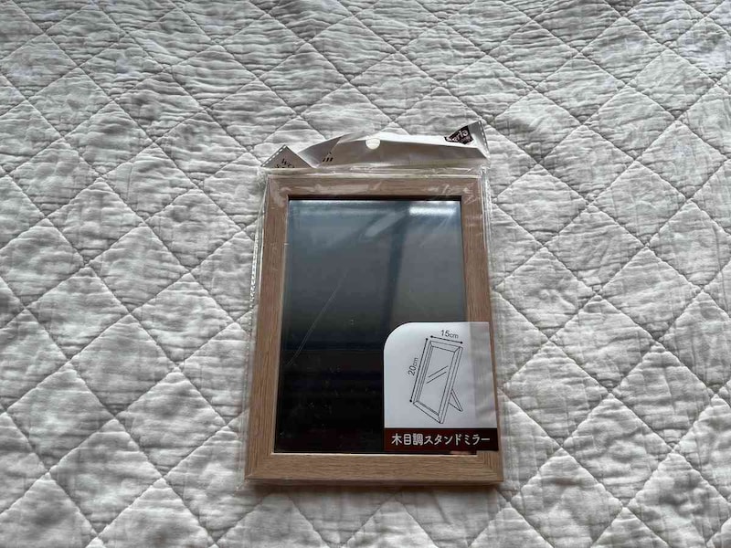 セリアの「木目調スタンドミラー」