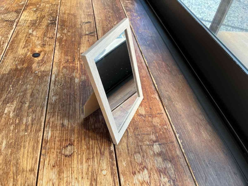 セリアの「木目調スタンドミラー」は縦でも横でも使える