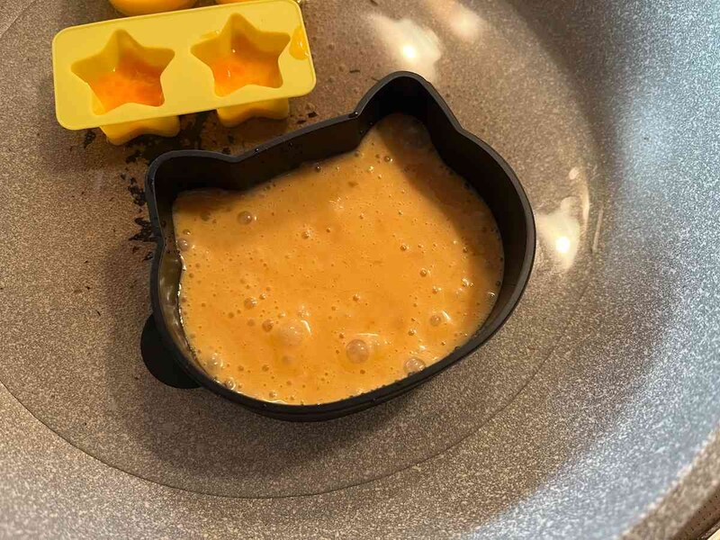 セリアの「かんたん厚めのパンケーキモールド ねこ型」に生地を入れてフライパンで蒸し焼きにする