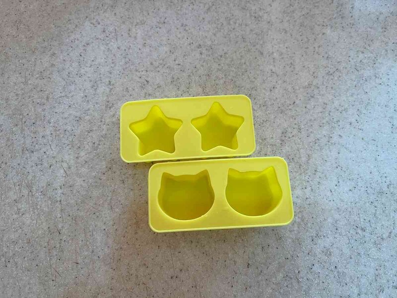 セリアの「卵焼き用シリコーンモールド　星・ねこ」