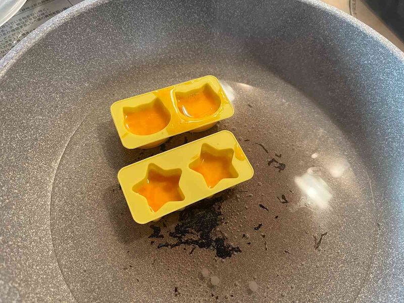 セリアの「卵焼き用シリコーンモールド　星・ねこ」に溶き卵を入れる