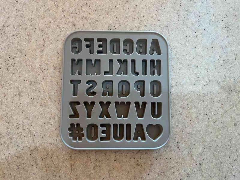 セリアの「シリコーンモールド アルファベット型」はハート型やハッシュタグ型もある