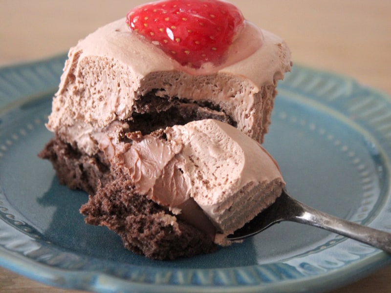 ローソン「ぽってりクリームのショコラケーキ」