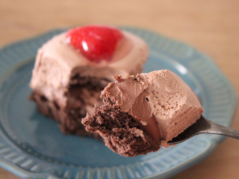 ローソン「ぽってりクリームのショコラケーキ」