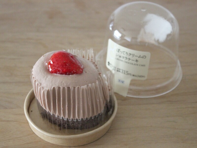 ローソン「ぽってりクリームのショコラケーキ」
