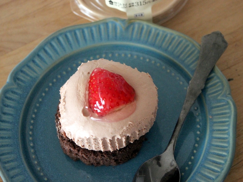 ローソン「ぽってりクリームのショコラケーキ」