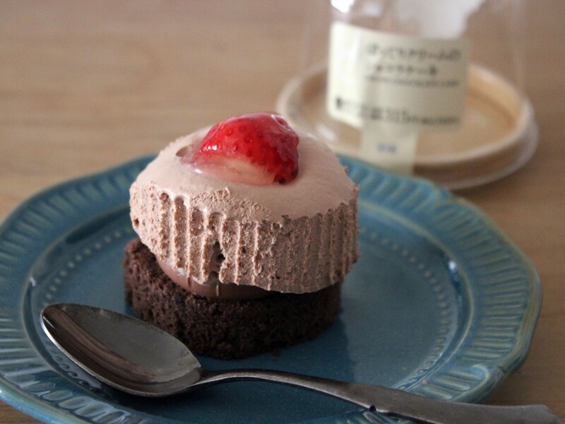 ローソン「ぽってりクリームのショコラケーキ」