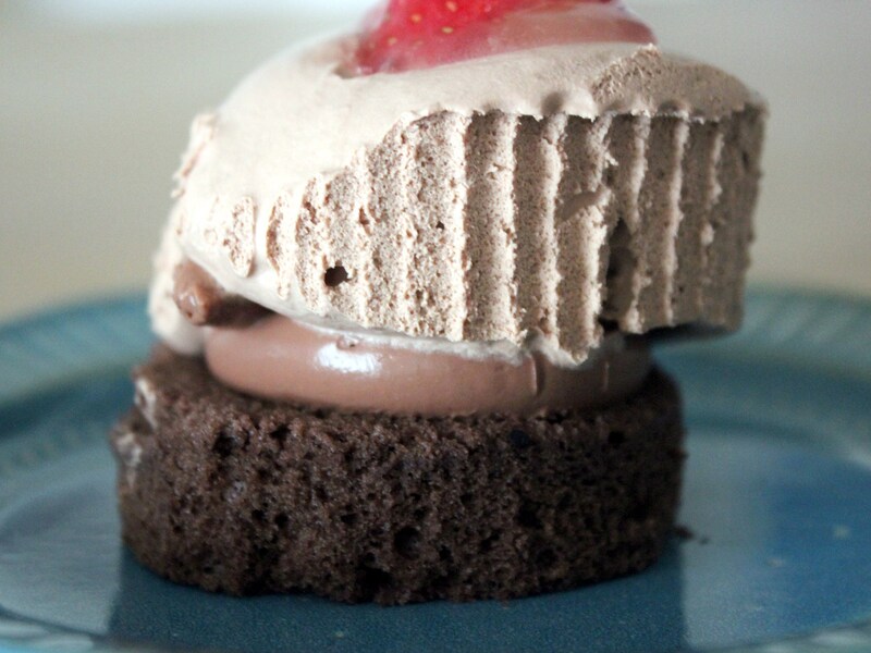 ローソン「ぽってりクリームのショコラケーキ」