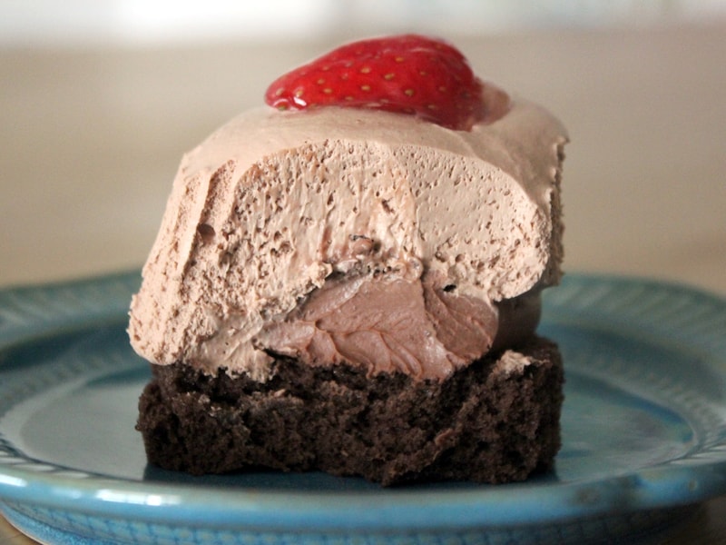 ローソン「ぽってりクリームのショコラケーキ」