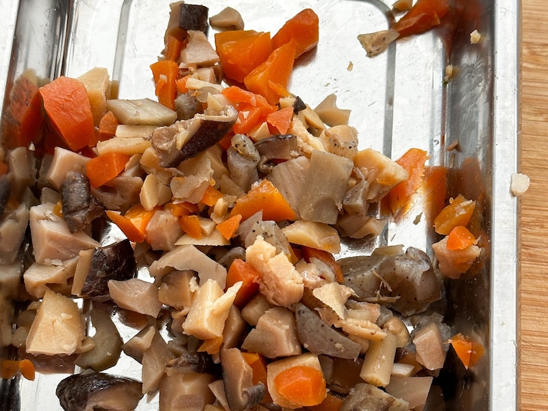 筑前煮を小さく刻んで春巻きにリメイク