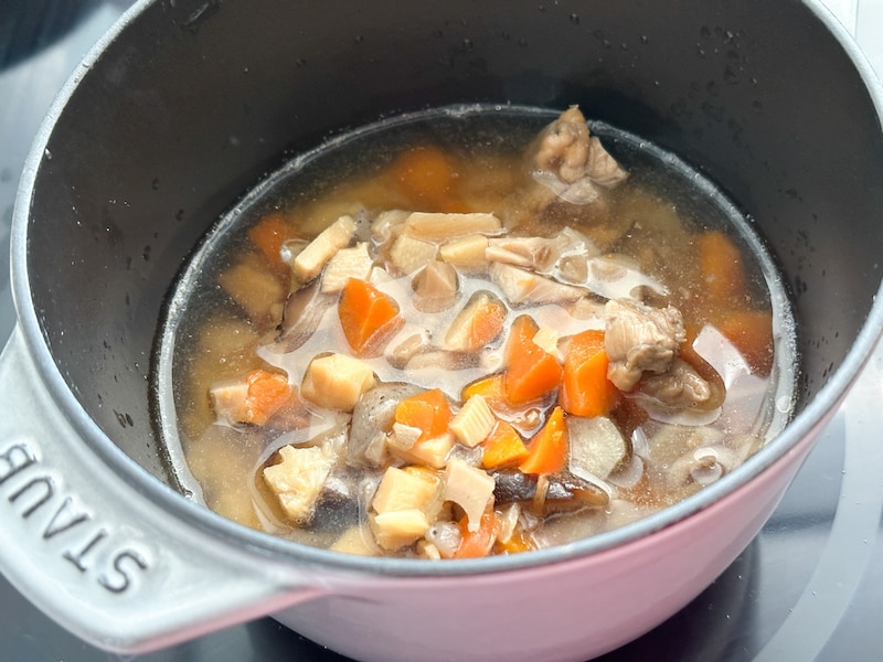 刻んだ筑前煮を加えていつも通りに炊飯するだけ