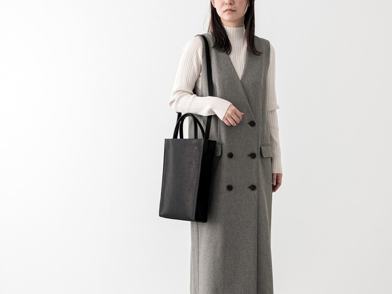 縦型トートを持った女性