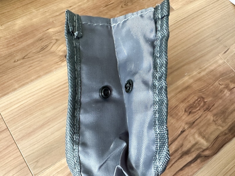 サイドのホックでマチを広げることができる