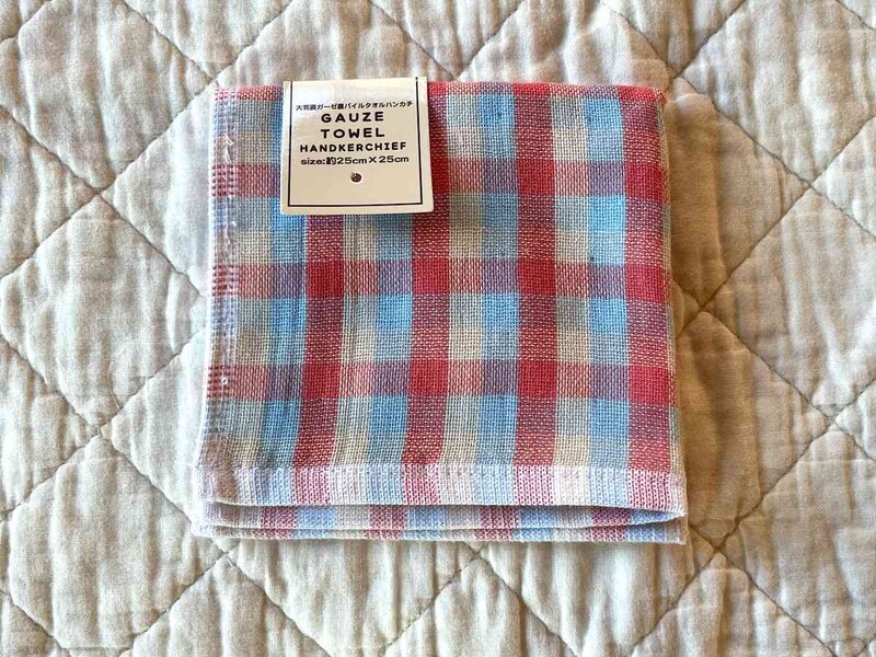 セリアの「大判表ガーゼ裏パイルタイルハンカチ」