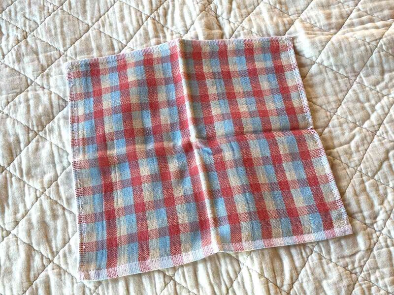 セリアの「大判表ガーゼ裏パイルタイルハンカチ」は手触りもよい