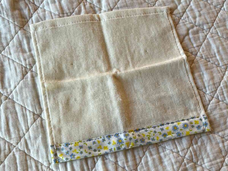 セリアの「縁取りミニハンカチタオル」は花柄の縁がかわいい